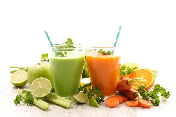 デトックス野菜ジュース 緑のスムージーアップル キュウリ セロリ オレンジとオレンジスムージーとニンジン — ストック写真