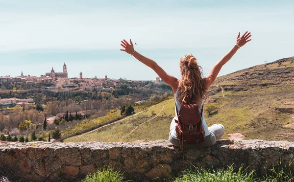 Panoramisch Uitzicht Segovia Stadslandschap Vrouw Zitten Kijken Naar Het Uitzicht — Stockfoto