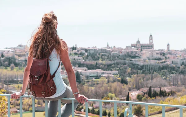 Vista Panorámica Del Paisaje Ciudad Segovia Mujer Sentada Mirando Vista —  Fotos de Stock