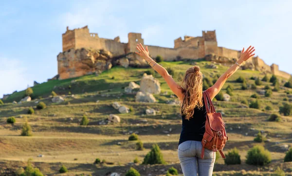 スペインの観光ツアー 城とレオナルドの印象的な城を見て女性観光客 ゴルマズ ソリア州 — ストック写真