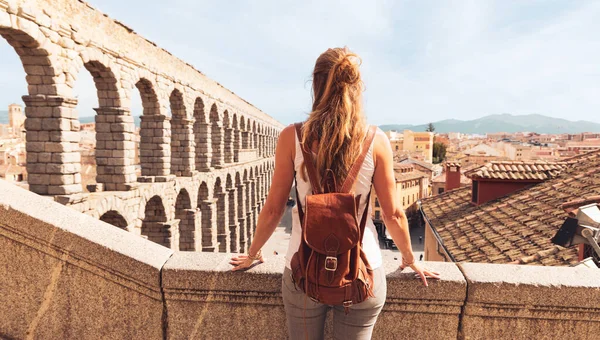 Turystyka Segowii Widok Tyłu Kobiety Turystycznej Cieszącej Się Widokiem Rzymskiego — Zdjęcie stockowe