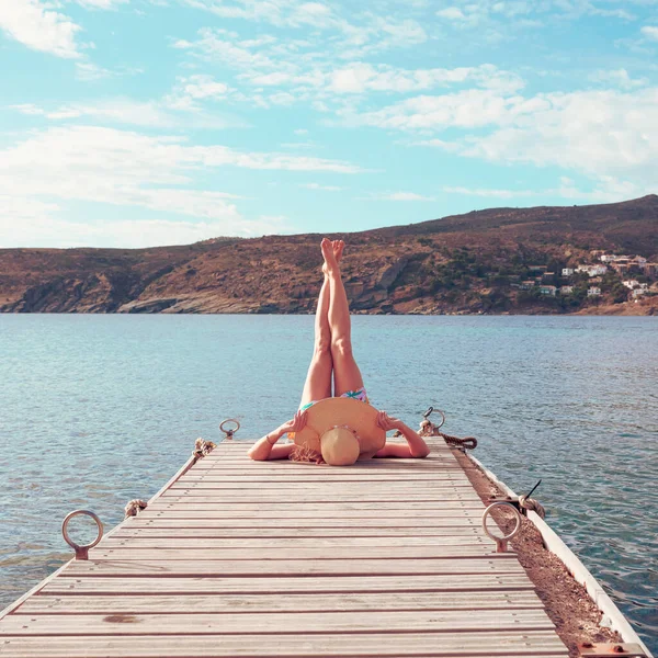 Frauenbeine Auf Holzsteg Entspannen Glücklich Urlaubskonzept — Stockfoto