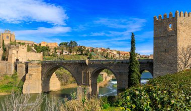 İspanya, Toledo 'daki eski ünlü köprü.