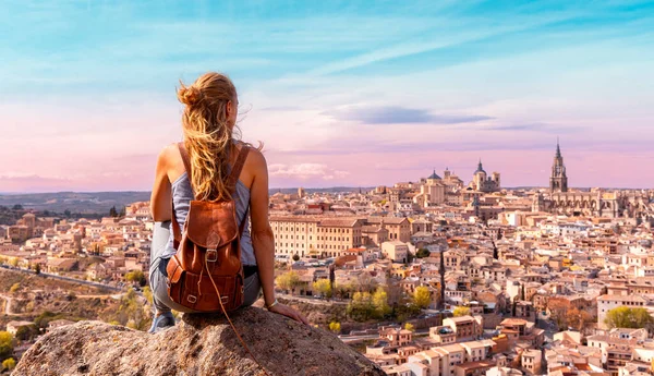 Kobieta Kontemplująca Panoramę Toledo Hiszpanii — Zdjęcie stockowe