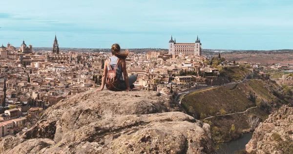 Žena Turista Sedí Vrcholu Dívá Panoramatický Výhled Město Toledo Slavné — Stock fotografie