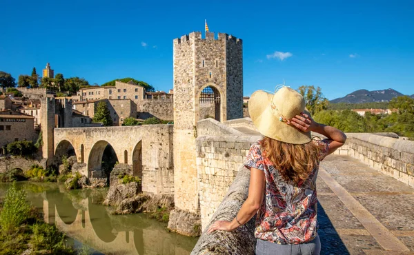 ベサル橋と都市景観を楽しむ女性観光客 スペインのカタルーニャ — ストック写真