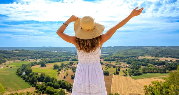 Beyaz Elbiseli Turist Kadın Fransa Ziyaret Ediyor Dordogne Manzarası — Stok fotoğraf