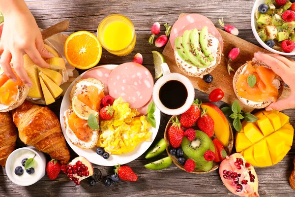 朝の健康的な食事 ブランチ 食事の手を保持トースト — ストック写真