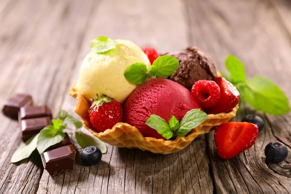 ビスケットボウルのアイスクリームとフレッシュフルーツ — ストック写真