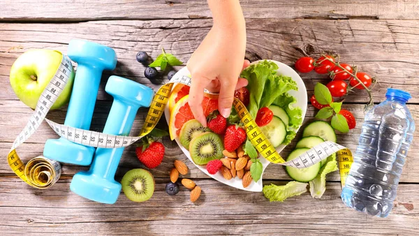 Alimentação Saudável Salada Mista Haltere Fita Métrica Esporte Fitness Ativo — Fotografia de Stock