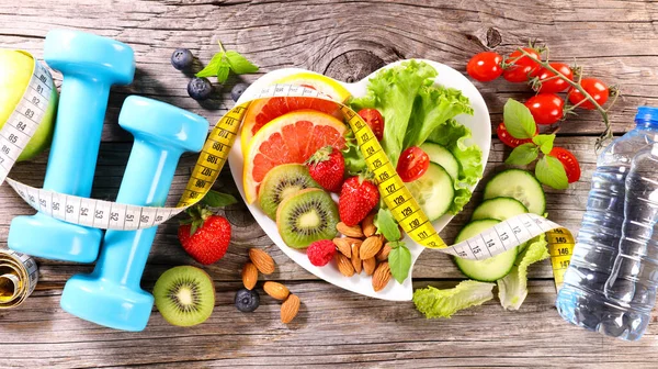 Dieta Concepto Alimentos Comer Saludable Ensalada Mixta Mancuerna Cinta Métrica — Foto de Stock