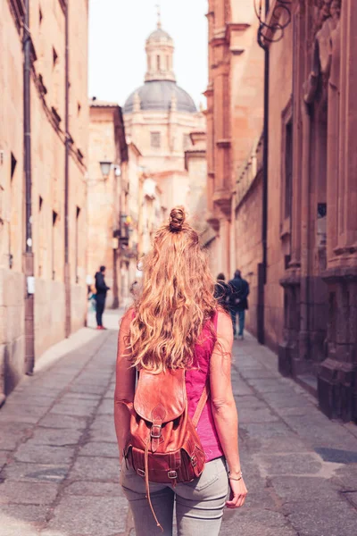 Turism Salamanca Kvinna Promenader Gatan Kastilien Och Lejon Spanien — Stockfoto