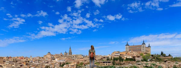 Жінка Туристка Дивиться Краєвид Міста Толедо Іспанії — стокове фото