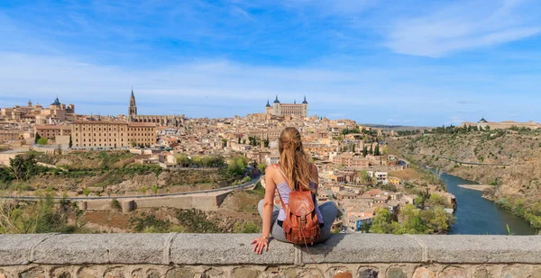Turysta Toledo Patrząc Panoramiczny Widok Krajobraz Miasta Hiszpania — Zdjęcie stockowe
