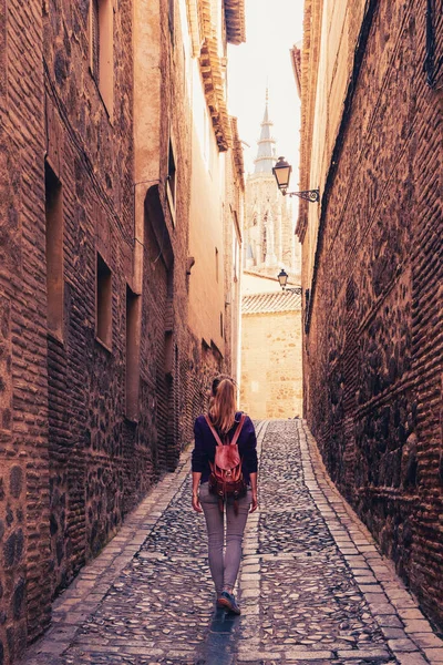 Touristin Läuft Auf Der Straße Der Stadt Toledo Spanien — Stockfoto