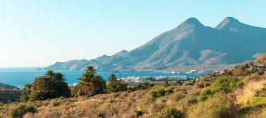 Endülüs 'te Nerja-İspanya yakınlarındaki güzel sahil ve sahil.