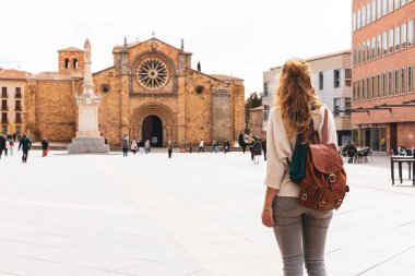 Santa Teresa Meydanı 'nda duran kadın turist - Avila, İspanya