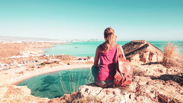 Kvinnan Sitter Och Funderar Semester Stranden Spanien Andalusien — Stockfoto