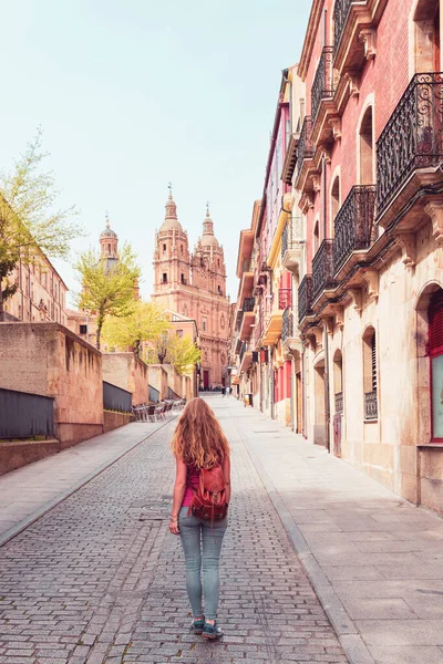 Mujer Caminando Por Calle Salamanca Con Vista Catedral Fondo España — Foto de Stock