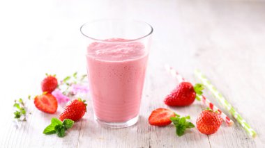 sağlıklı iştah açıcı çilekli smoothie tatlı