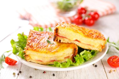 Izgara peynirli sandviç ve salata