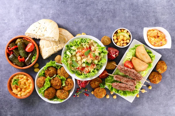 Ливанский Арабский Пищевой Ассортимент Фалафель Салат Табуле Шашлык Кекаба Хлеб — стоковое фото