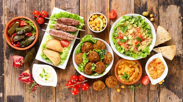 Libanese Assortimento Alimenti Arabi Falafel Insalata Tabbouleh Spiedino Kekab Manzo — Foto Stock