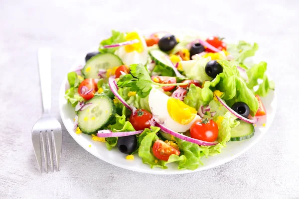 Egészséges Zöldségsaláta Friss Salátával Paradicsommal Uborkával Tojás Diétás Étellel Egészséges — Stock Fotó