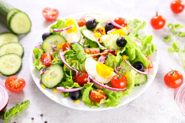 新鮮なレタス トマト キュウリ 卵と健康的な野菜サラダ 健康的な食事のコンセプト — ストック写真