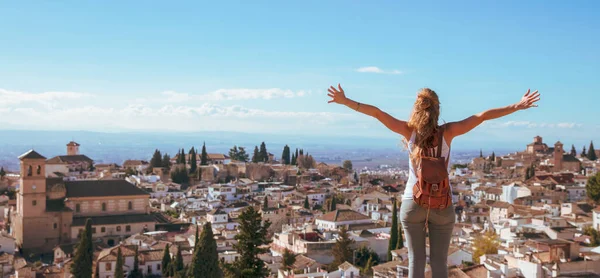 Женщина Турист Смотрит Древнюю Арабскую Крепость Alhambra Гранада Испании — стоковое фото