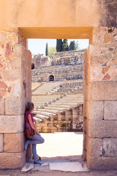 Vrouw Toerist Zoek Naar Amfitheater Van Merida Beroemde Stad Estremadura — Stockfoto