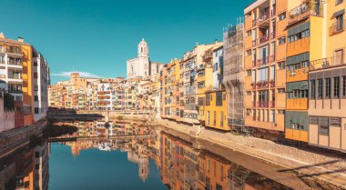 Girona, Katalonya 'da Onyar nehrindeki renkli evler