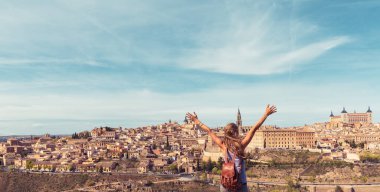 Toledo 'daki mutlu kadın turist. İspanya.