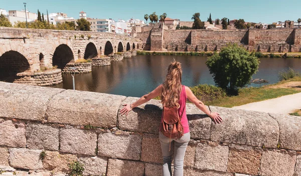 Touristin Betrachtet Antike Brücke Der Stadt Merida Estremadura — Stockfoto