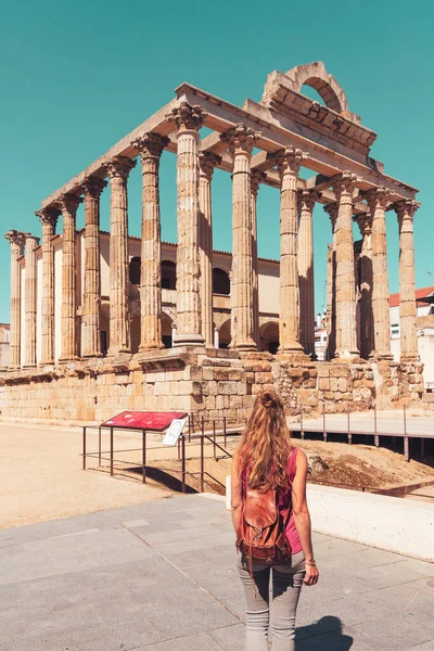Kobieta Wczasowiczka Podziwiająca Rzymską Świątynię Diany Merida Hiszpania — Zdjęcie stockowe