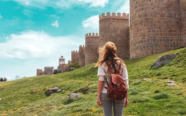 Mulher Turista Olhando Avila Parede Circundante Espanha Castela Leão — Fotografia de Stock