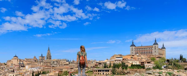Kobieta Patrzy Panoramiczny Widok Krajobraz Miasta Toledo Hiszpanii — Zdjęcie stockowe