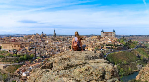 Kobieta Siedząca Formacji Skalnej Oglądająca Panoramiczny Widok Krajobraz Miasta Toledo — Zdjęcie stockowe