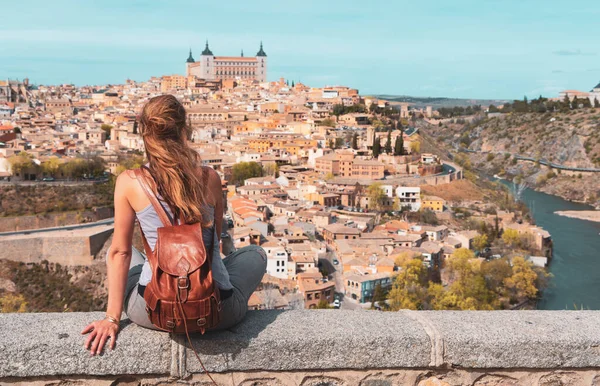 Kvinnlig Turist Toledo Tittar Panoramautsikt Över Staden Spanien — Stockfoto