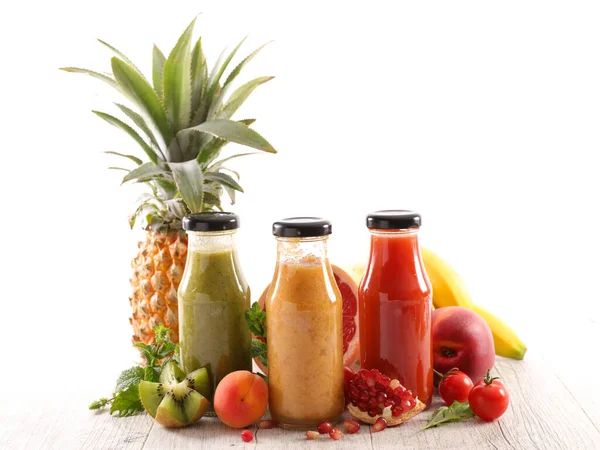 Fruchtsaft Der Flasche Und Frisches Obst — Stockfoto