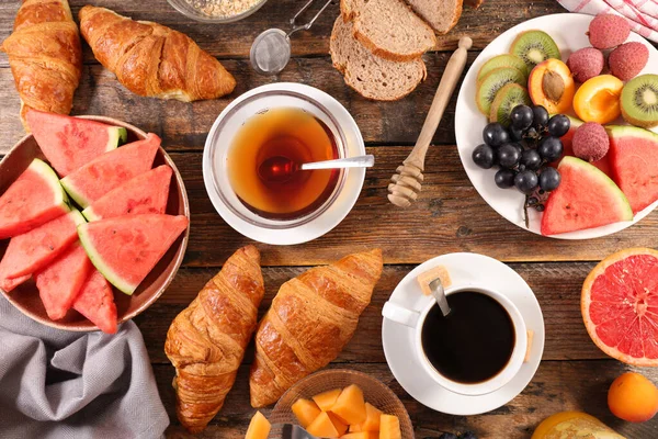 Zdrowe Jedzenie Śniadanie Kawą Herbatą Świeże Owoce Rogaliki — Zdjęcie stockowe