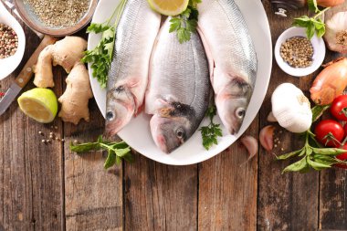 rawdorado balığı ve malzeme.