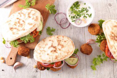 Falafel ve sebzeli sandviç.