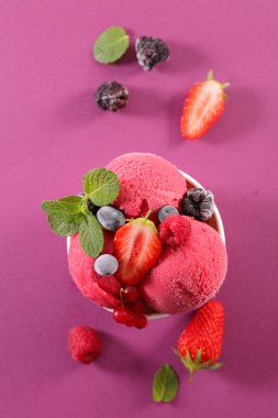 Taze meyveli dondurma.