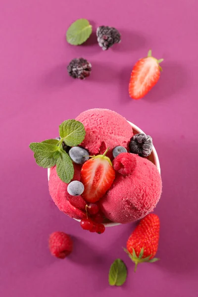 Zmrzlina Misce Čerstvým Ovocem — Stock fotografie