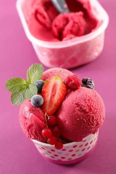Fagylalt Tálban Friss Gyümölcsökkel — Stock Fotó