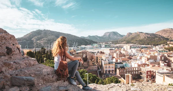 Mulher Turista Olhando Anfiteatro Romano Cartagena Espanha — Fotografia de Stock