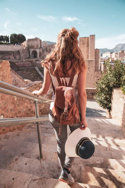 Kobieta Turysta Patrząc Rzymski Amfiteatr Cartagena Hiszpanii — Zdjęcie stockowe