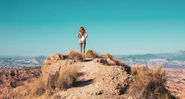 Kvinna Stående Klippformation Tittar Panoramautsikt Över Landskapet Andalusien Spanien — Stockfoto
