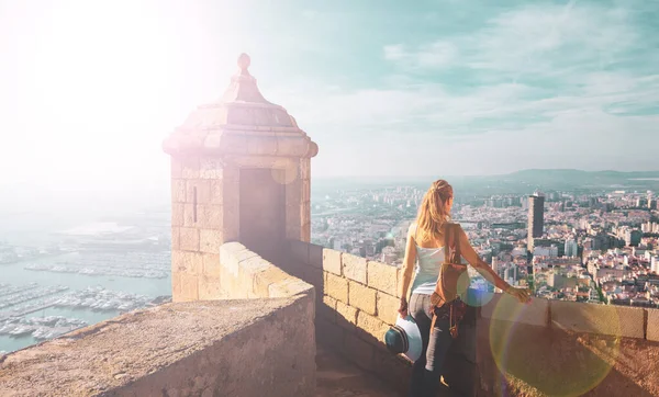 Touristin Genießt Panoramablick Auf Die Stadtlandschaft Von Alicante Spanien — Stockfoto